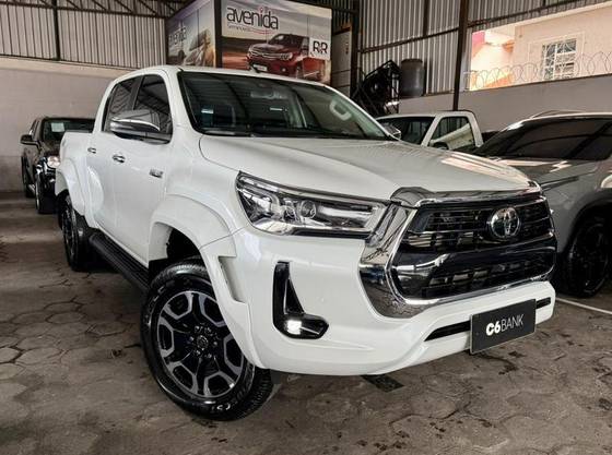 TOYOTA HILUX 2.8 D-4D TURBO DIESEL CD SRX PLUS 4X4 AUTOMÁTICO